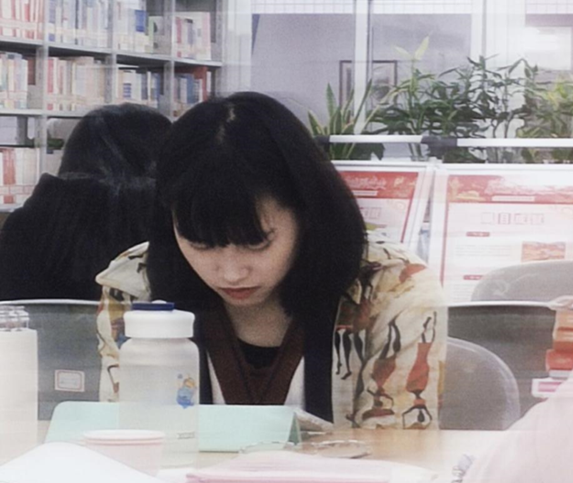 图书馆里认真学习