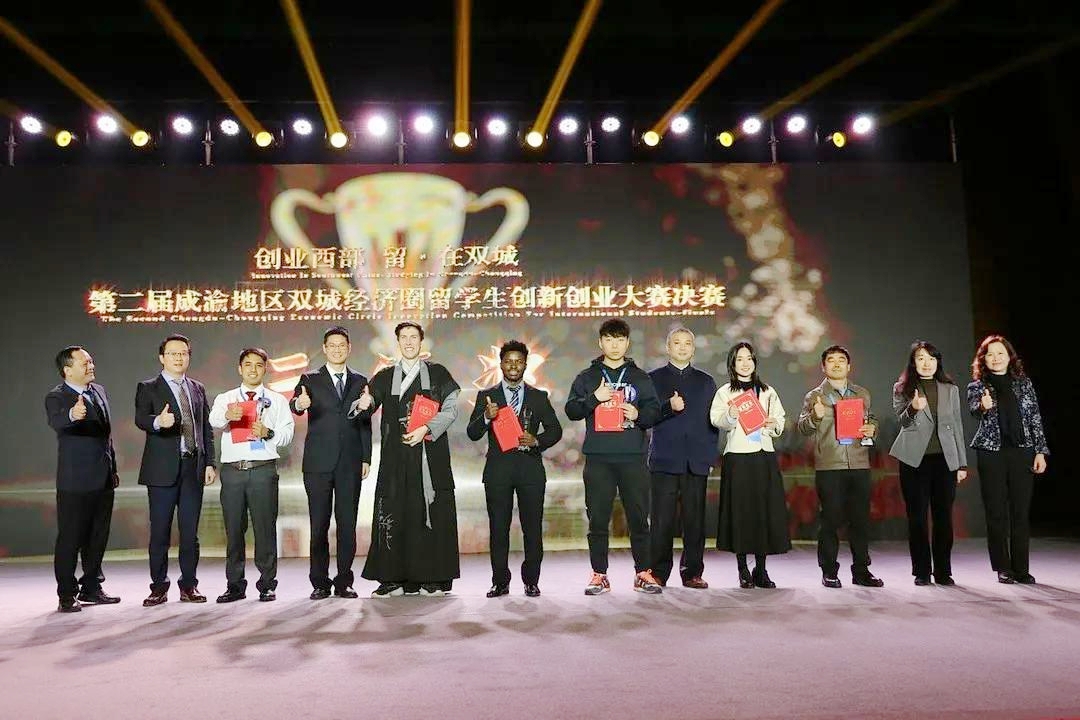 李健上台领奖(右三)