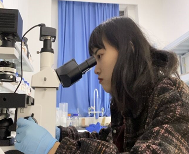 徐诗蕊在做实验