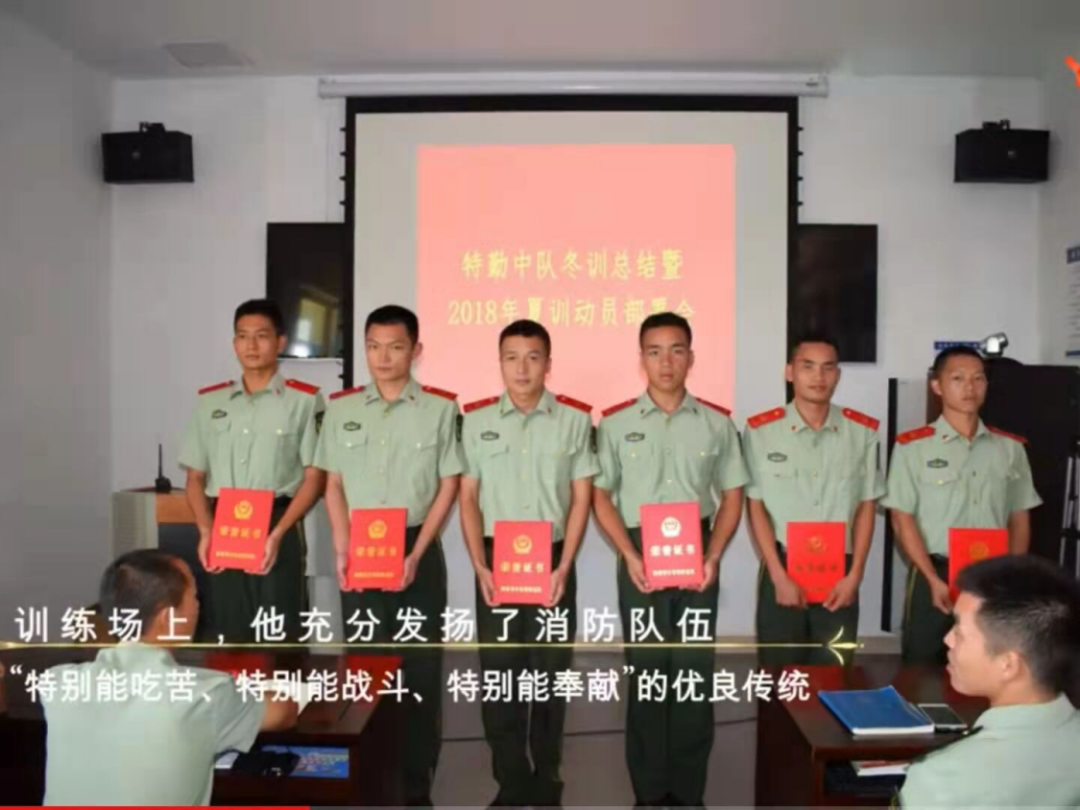 左起第二个蔡成林