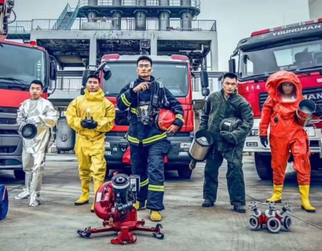 右起第二个蔡成林