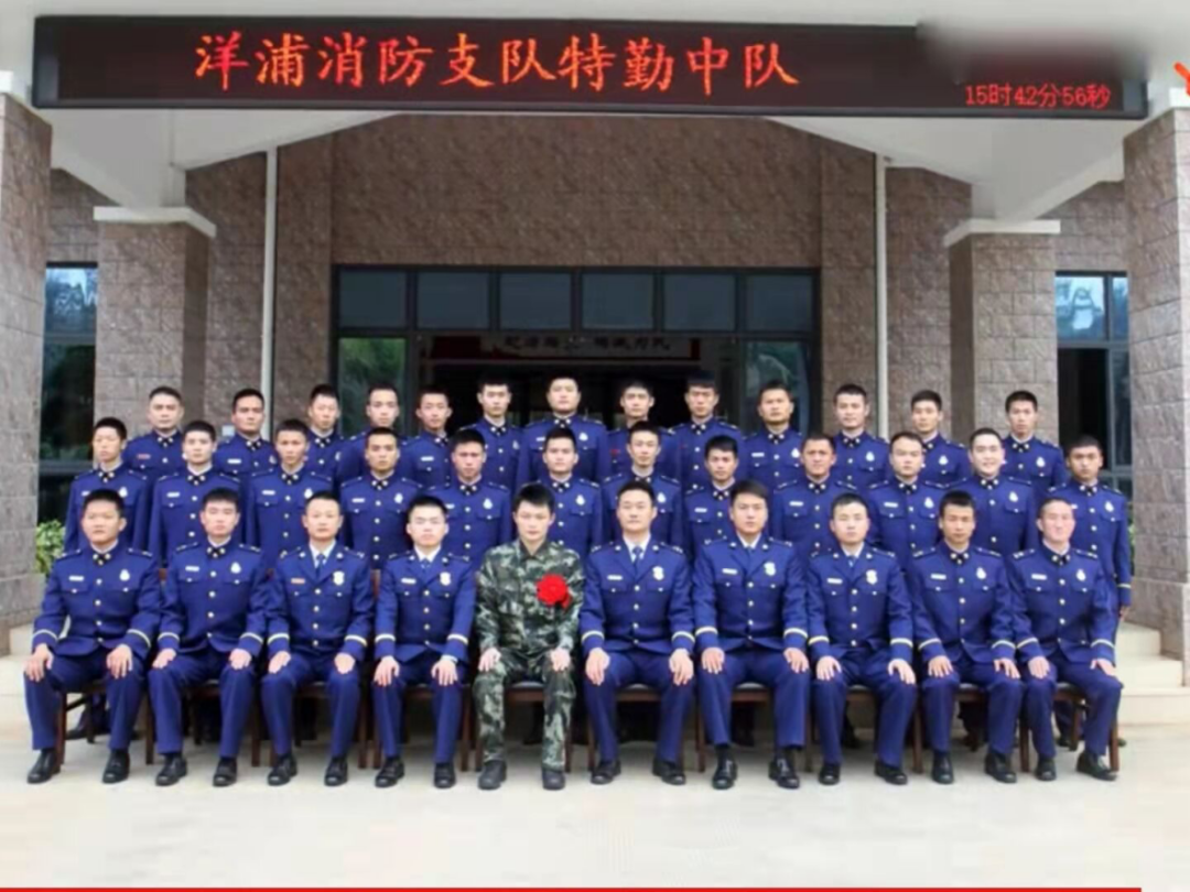 第一排左起第五个蔡成林