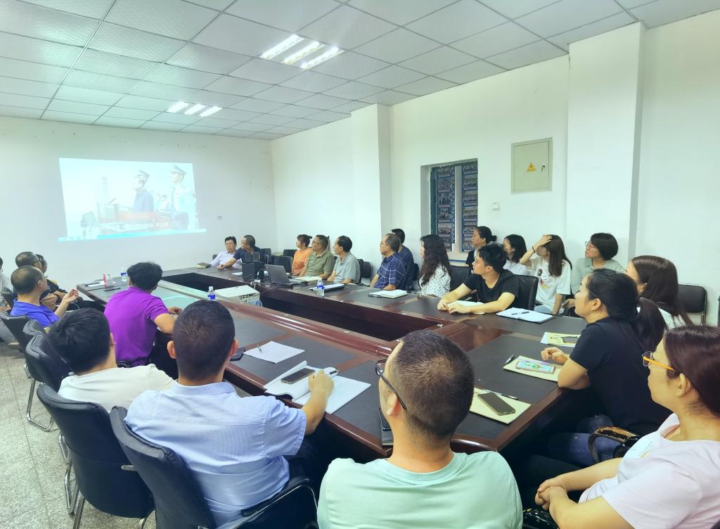 观看《警钟长鸣》严肃换届纪律教育警示片